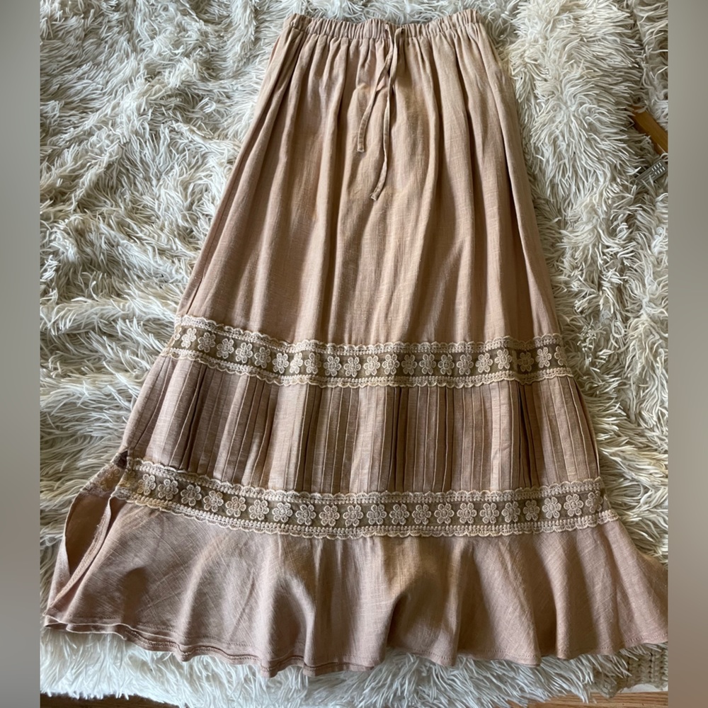 BNWT linen/cotton peachy/beige lined maxi skirt with lace detailing size 2